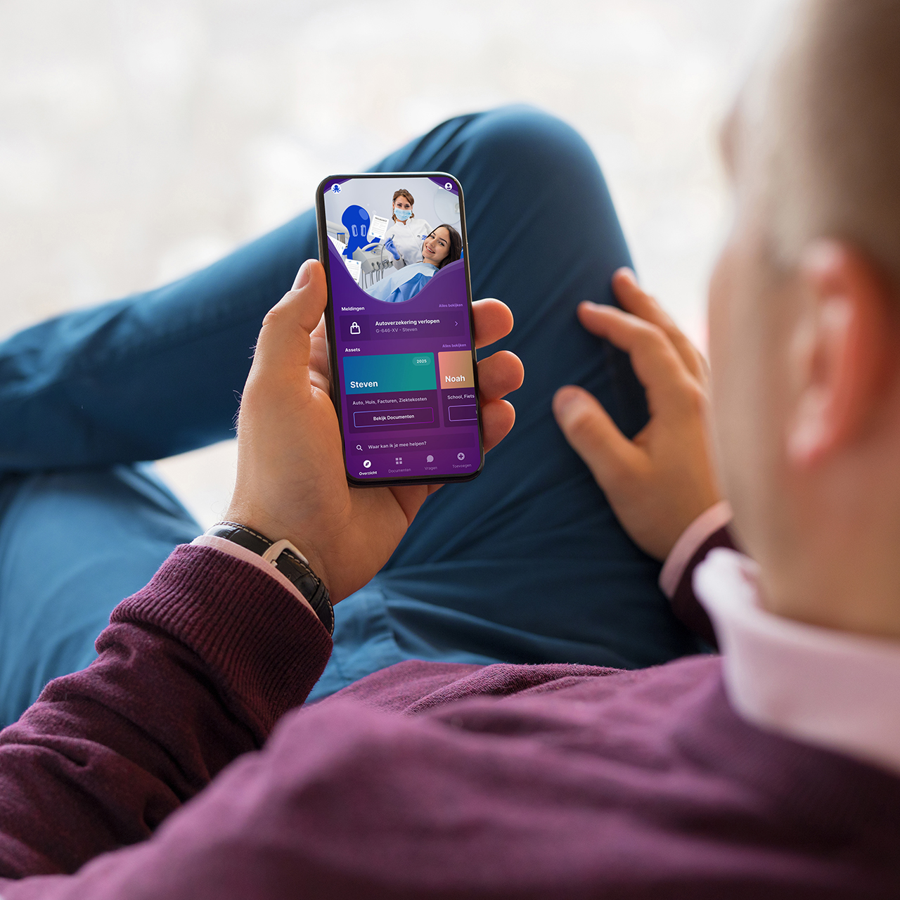 ontspannen man die op zijn telefoon de doctopus app bedient