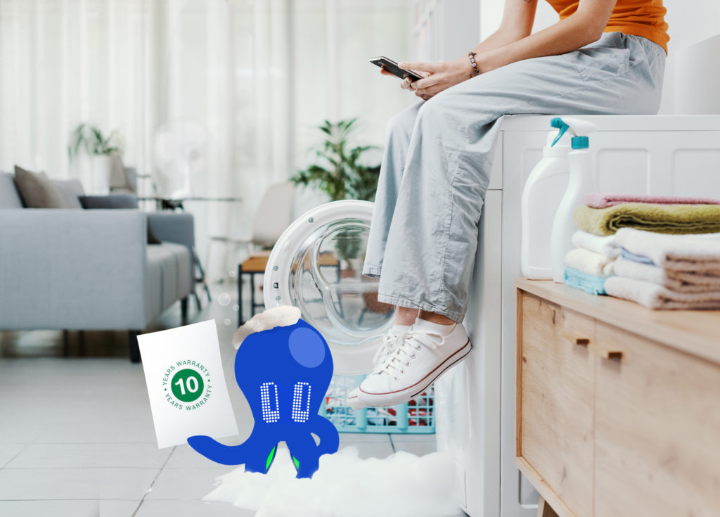 vrouw op een kapotte wasmachine en doctopus die haar het garantiebewijs toont