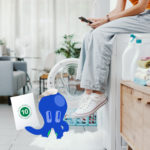 vrouw op een kapotte wasmachine en doctopus die haar het garantiebewijs toont