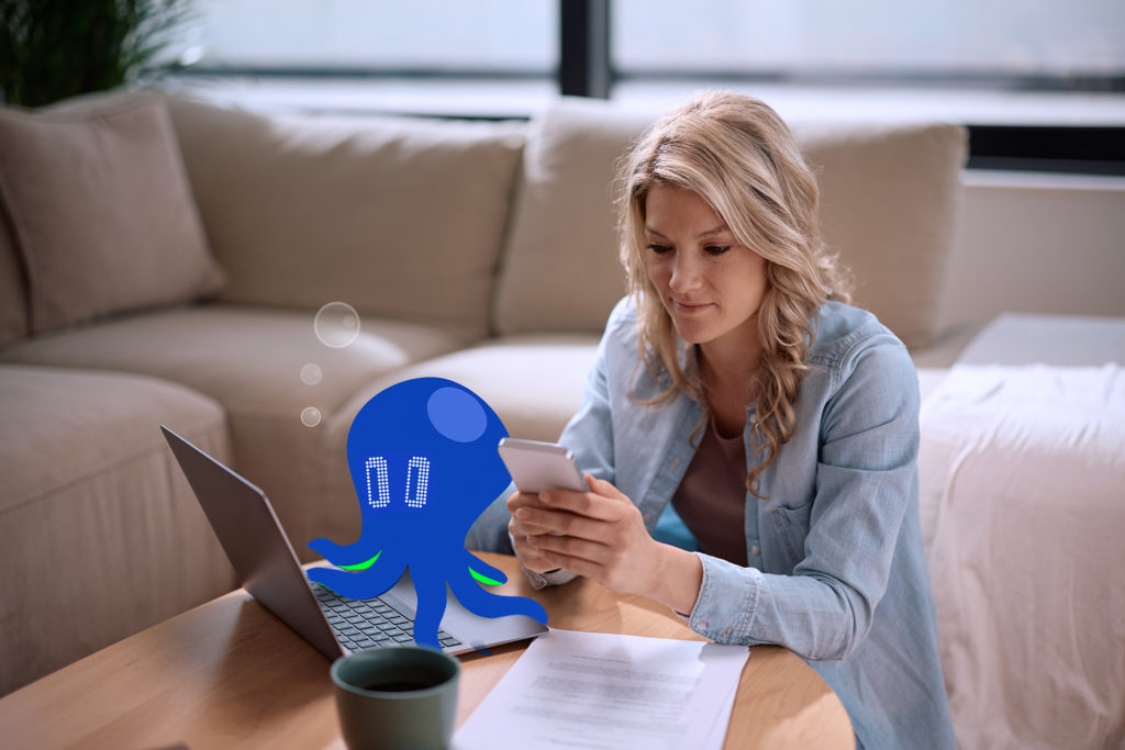 vrouw die achter haar laptop haar administratie doet samen met doctopus