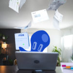 doctopus achter een laptop die bezig is met documentenadministratie en een kalender met deadline laat zien