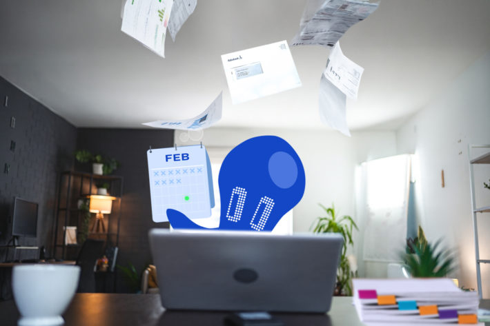 doctopus achter een laptop die bezig is met documentenadministratie en een kalender met deadline laat zien