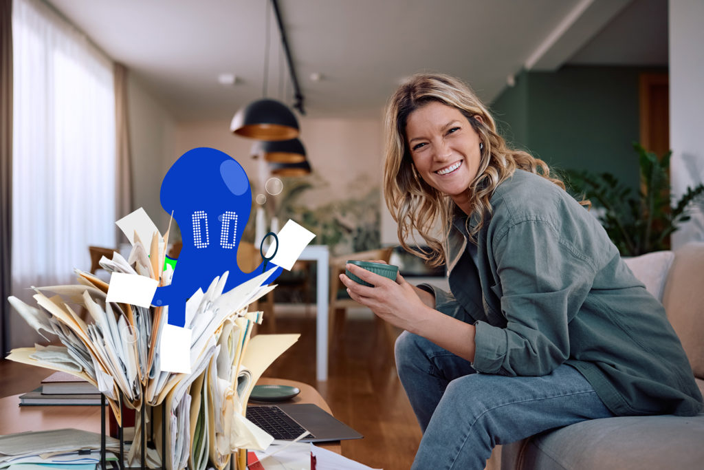 vrolijke vrouw met een kop koffie en doctopus die haar documenten beheert