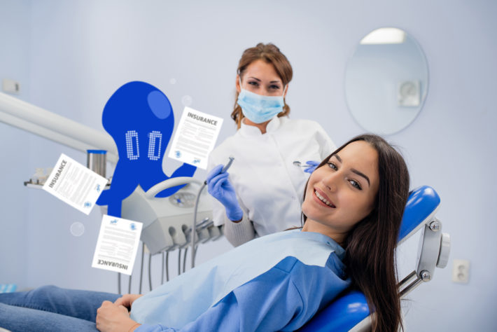 blije vrouw in een tandartsstoel en doctopus die haar de verzekeringspolis laat zien