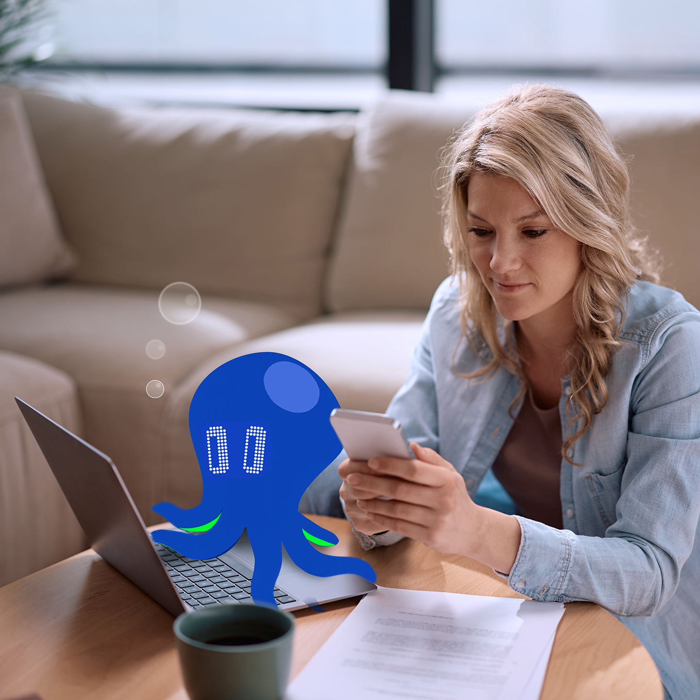 vrouw die met haar telefoon achter haar laptop haar administratie doet samen met doctopus