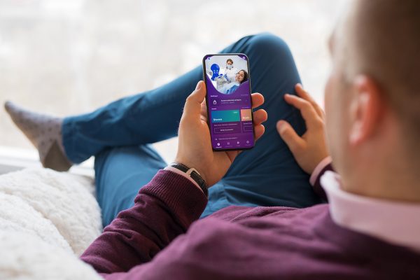 ontspannen man die op zijn telefoon de doctopus app bedient